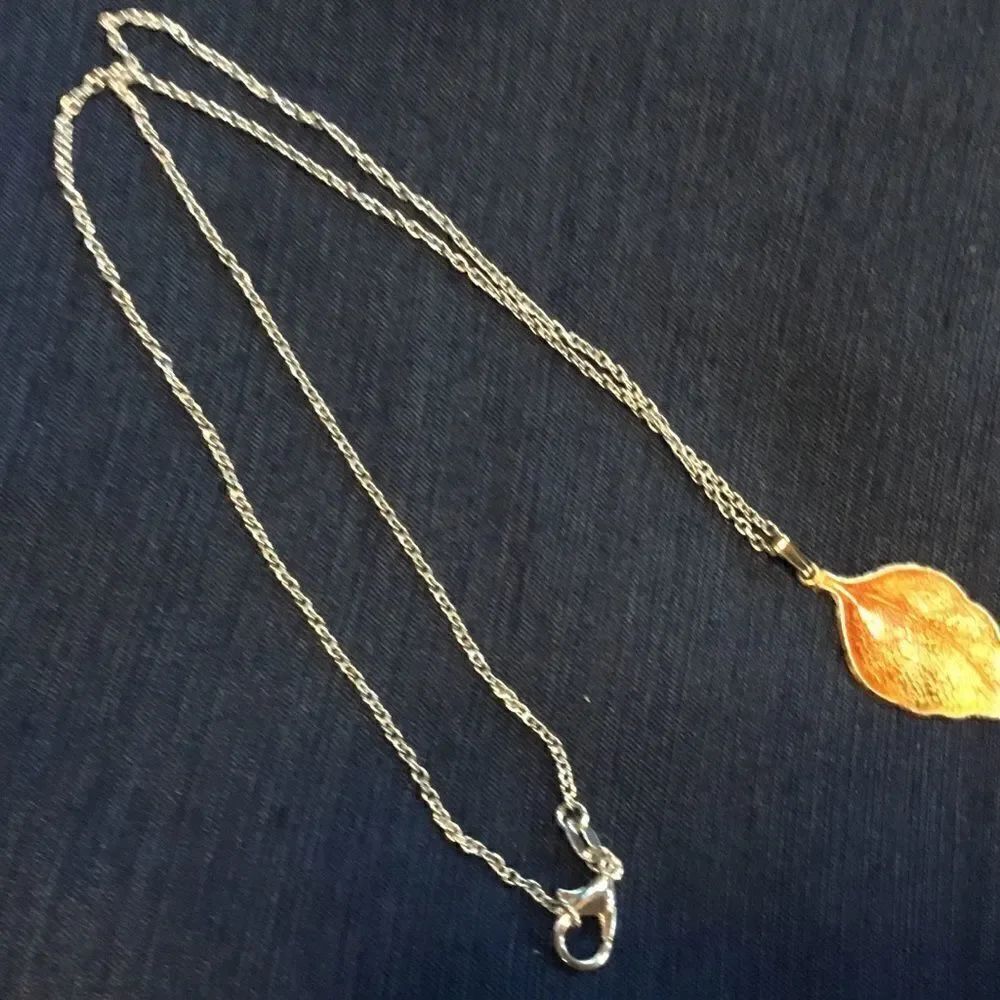 NWOT Silvertone Enameled Leaf Necklace - Picture 2 of 3